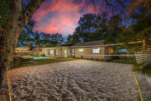 5 mins to Honeymoon Island Sand Volleyball Firepit — hotel in Palm Harbor