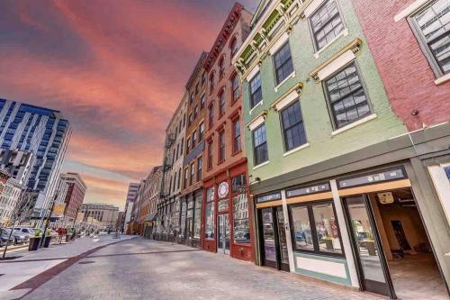 Spacious 1 bed 1 bath Downtown OTR condo minutes walk to the Reds Bengals stadium & more — 4-Star Luxury Hotel in Cincinnati, United States