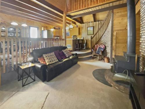 Whispering Pines Getaway - carbon neutral hotel in Unknown City