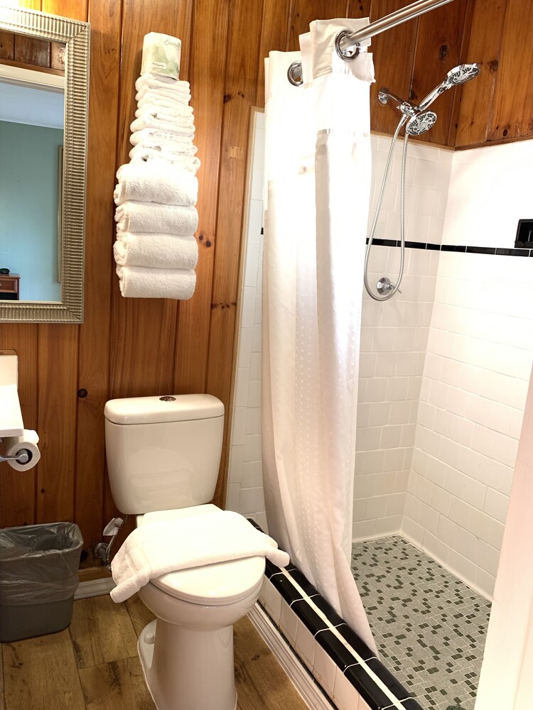 CedarWood Inn - photo 99