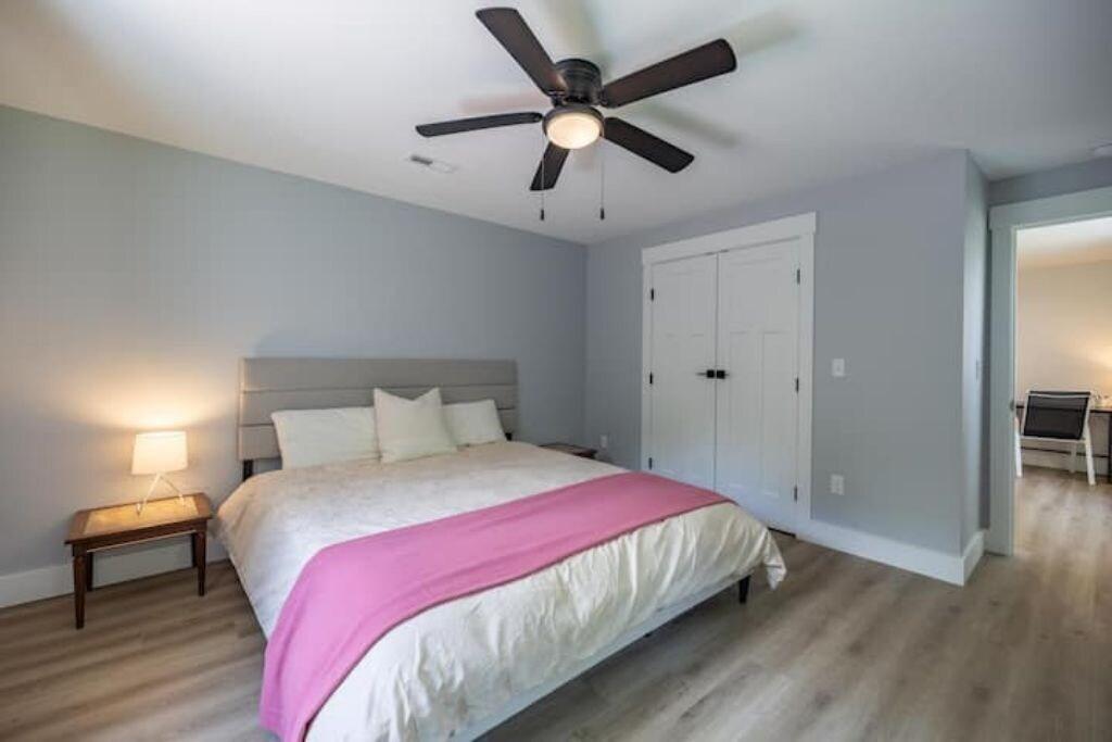 Mid century Modern Impeccable Remodel with Hot Tub in Asheville, United States