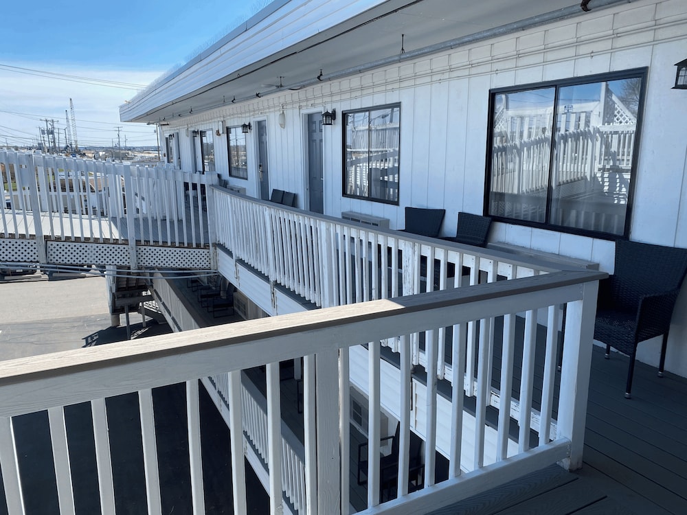 Hampton Harbor Motel - photo 21