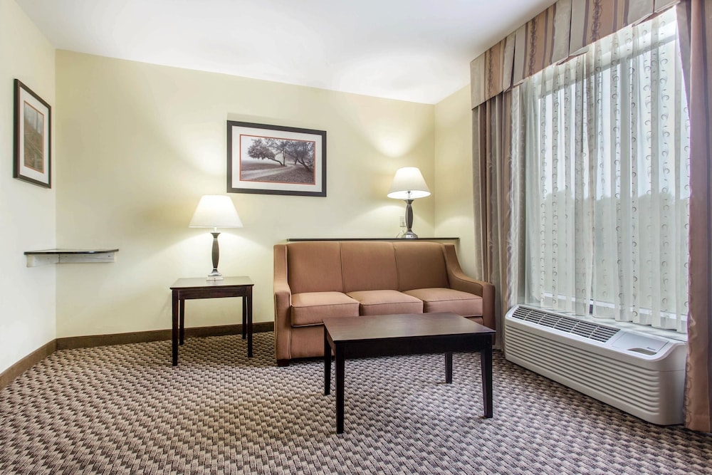 Comfort Suites Clinton near Presbyterian College - photo 11