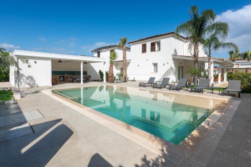Villa Dafni Private Pool & Relax near Cefalù — 4-Star Luxury Hotel in Campofelice Di Roccella, Italy