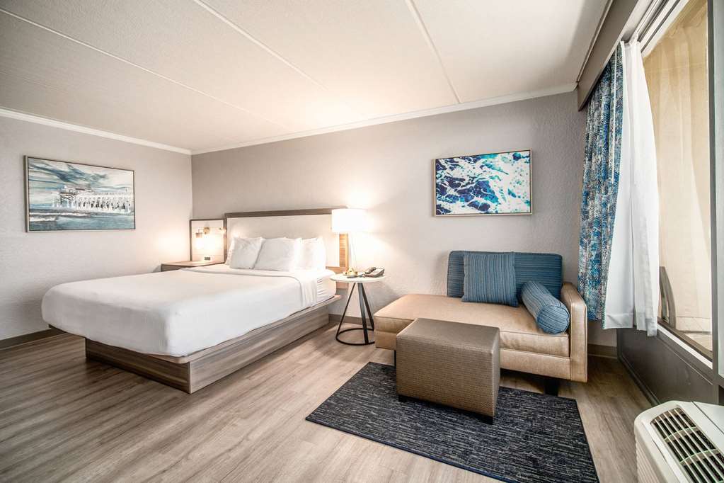 La Quinta Inn & Suites by Wyndham Cocoa Beach Oceanfront - photo 23