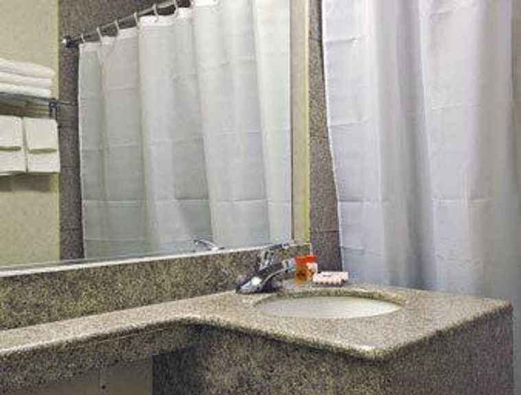 Howard Johnson Express Inn Bronx - photo 9
