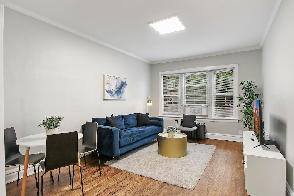 Chic & Fully Furnished 2BR Apartment Roscoe 1 — 4-Star Luxury Hotel in Chicago, United States
