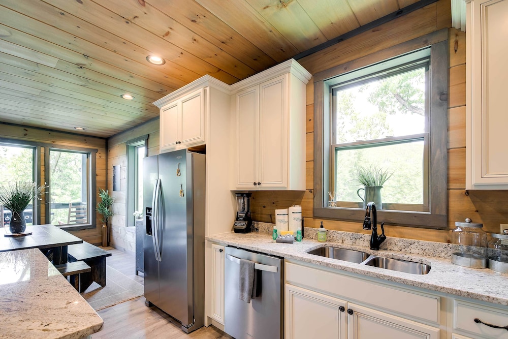 Cobbly Nob Resort Cabin: Hot Tub Pool & Views - photo 10