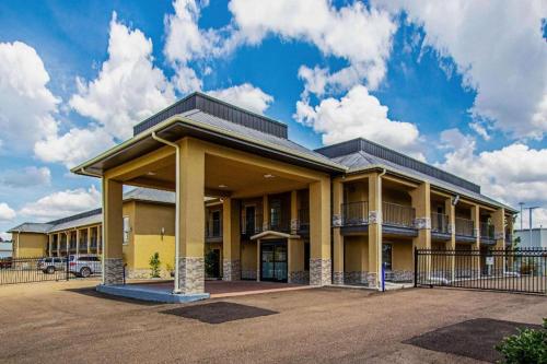 Super 8 by Wyndham Jackson MS - last minute hotel in Flowood