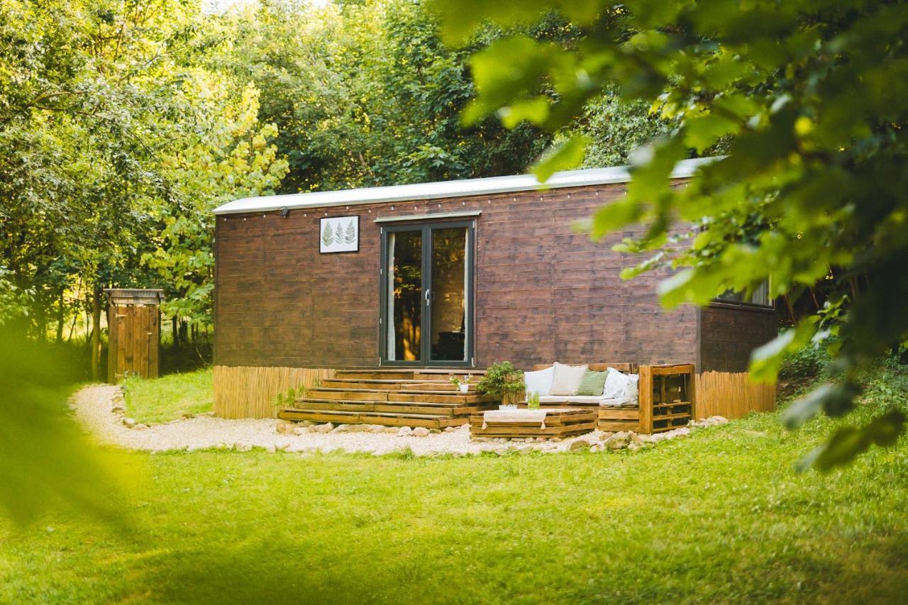 Maringotka V mechu a kapradí s koupacím čanem in Cervena Voda, Czech Republic