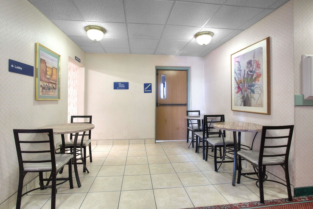 Microtel Inn by Wyndham Gallup - photo 32