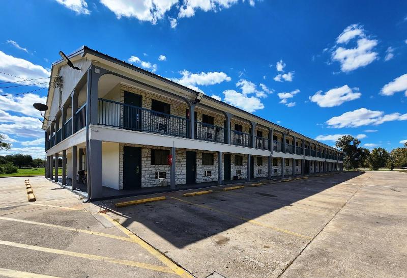 Scottish Inn Suites — hotel in Wharton