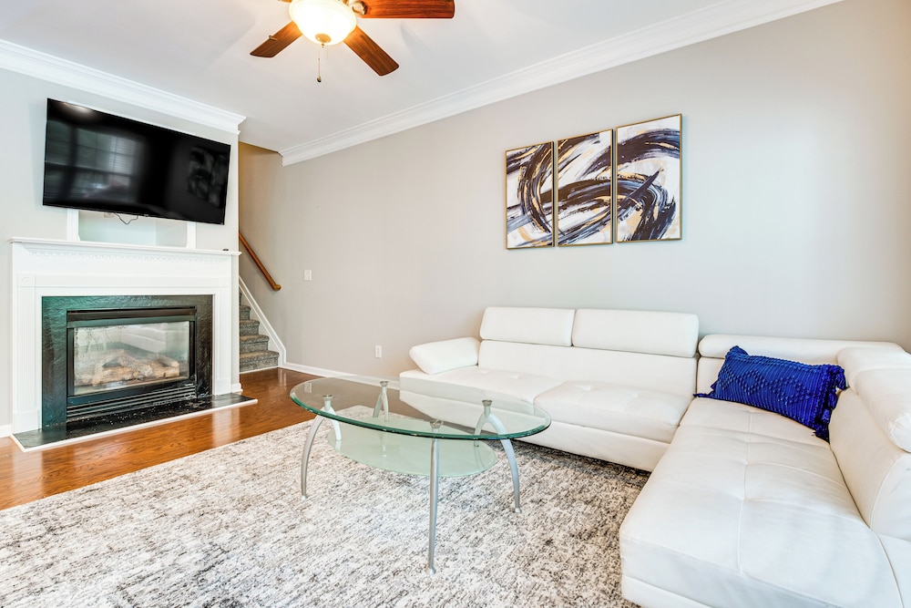 3 Mi to Avalon: Townhome w Balcony in Alpharetta — 4-Star Luxury Hotel in Milton, United States