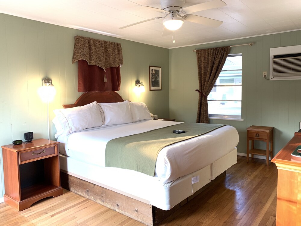 CedarWood Inn - photo 69