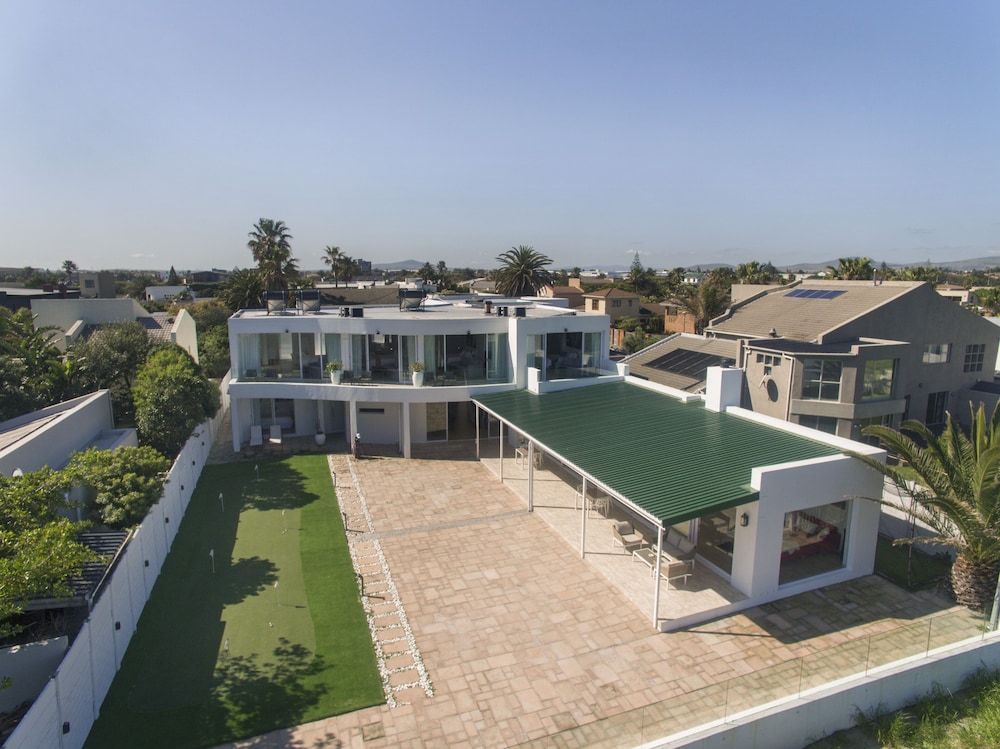 Peach on Beach Boutique Guesthouse — 4-Star Luxury Hotel in Cape Town, South Africa