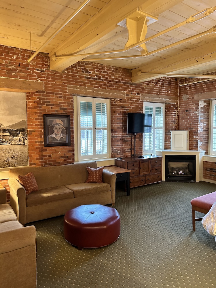 The Common Man Inn & Restaurant - photo 57