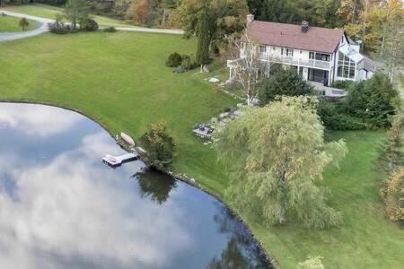 The Manor Stunning Modern Farmhouse with Hot Tub — 4-Star Luxury Hotel in Dover, United States