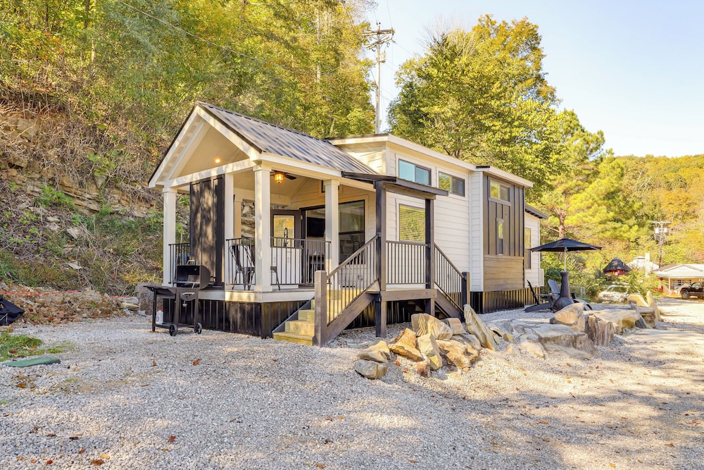 Deck Grill Fishing Pond Modern Cookeville Gem — Cookeville