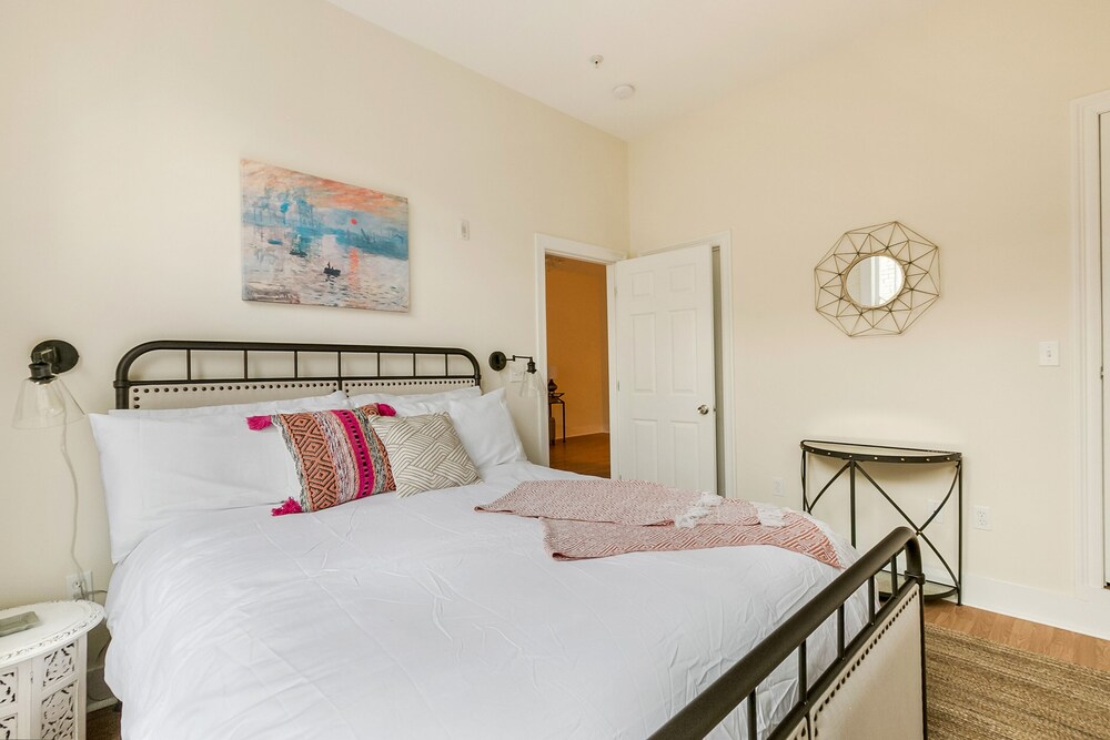 Hip 2BR in Arts Warehouse District - photo 18
