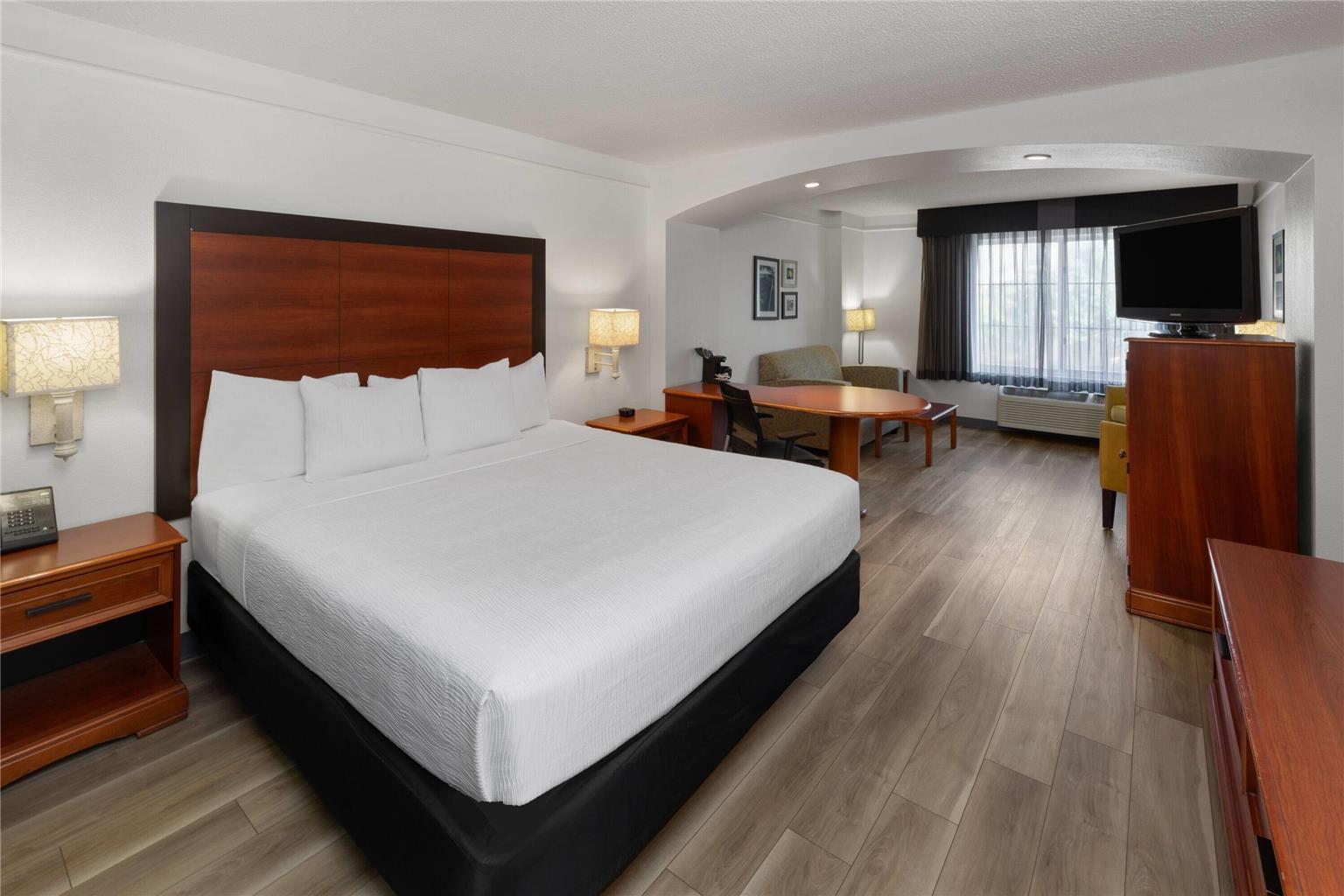 La Quinta Inn & Suites by Wyndham San Antonio Airport - photo 12