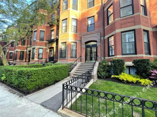 Oversized Furnished Brownstone Studio in Back Bay — 4-Star Luxury Hotel in Boston, United States