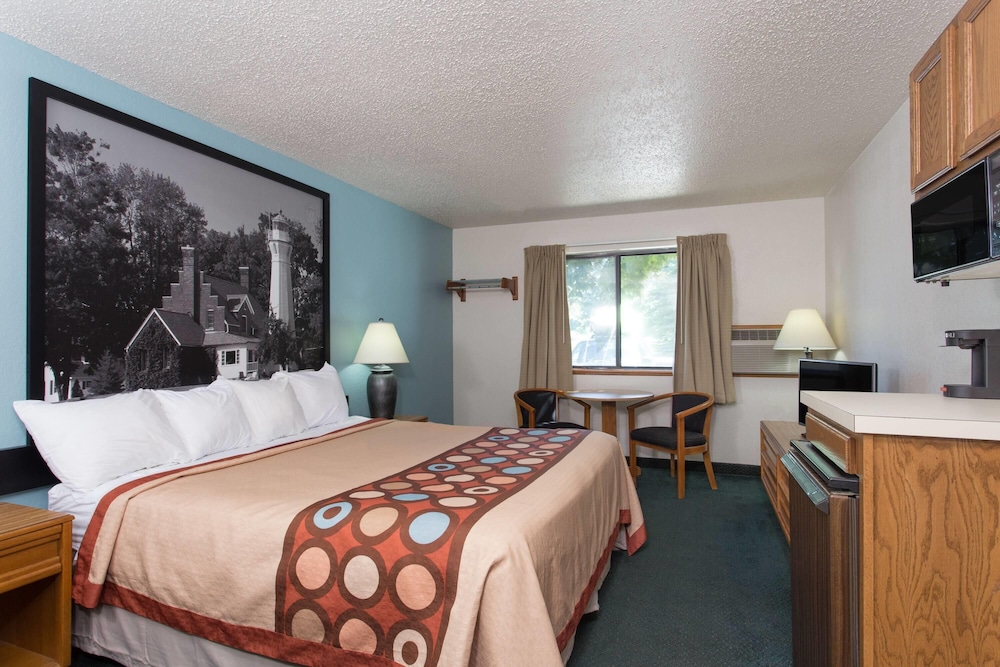 Super 8 by Wyndham Houghton Lake - photo 3