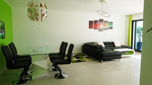 Apartamento Doreen — 4-Star Luxury Hotel in Canico, Portugal