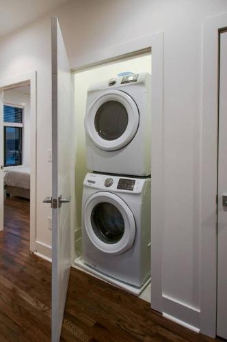 Modern 3BR with Garage Rooftop Hot Neighborhood 10 Mins to Broadway 24 Hour Hospitality Team Perfect for Groups — 4-Star Luxury Hotel in Nashville, United States