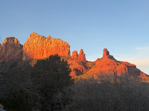 Sedona Uptown Gem Large yard w grass and shade trees Views NEW BARREL SAUNA Close to trails walk to Uptown Sedona restaurants and shopping in Sedona, United States
