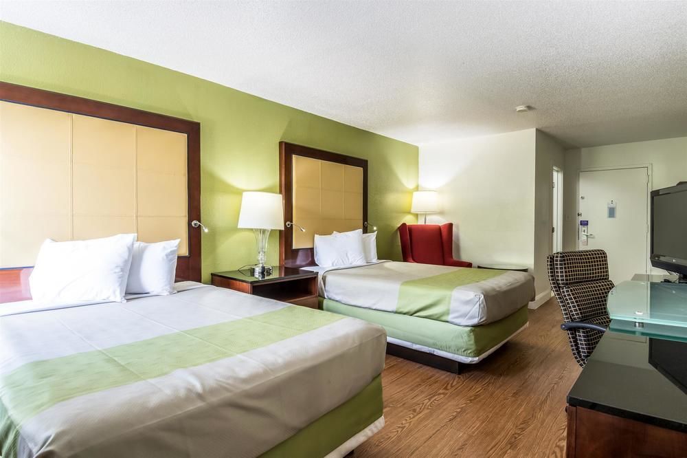 Econo Lodge Airport near Billy Graham Parkway - photo 18
