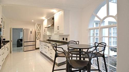 Liam Cottesmore - carbon neutral hotel in Unknown City