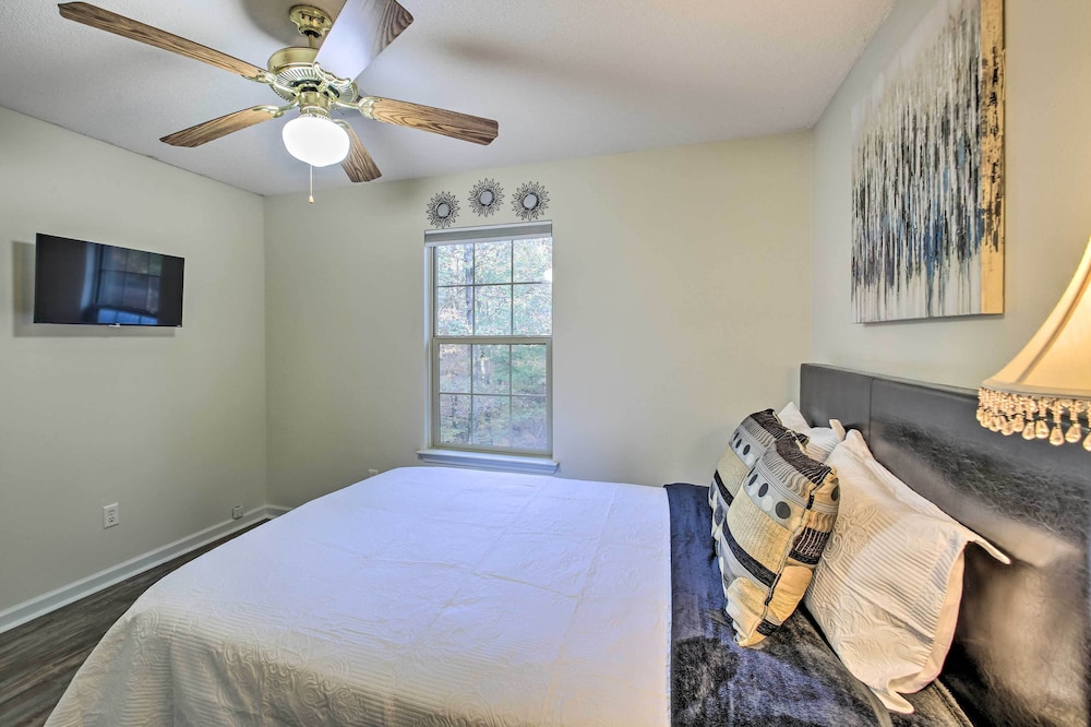 Fire Pit and Grill Tranquil Retreat in Hot Springs — hotel in Hot Springs Village