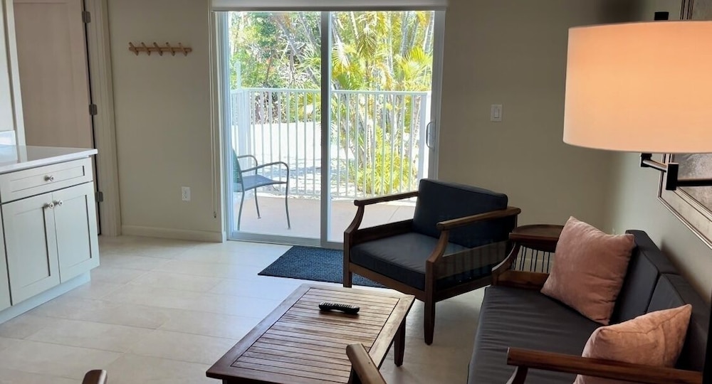 Sunshine Island Inn - photo 17