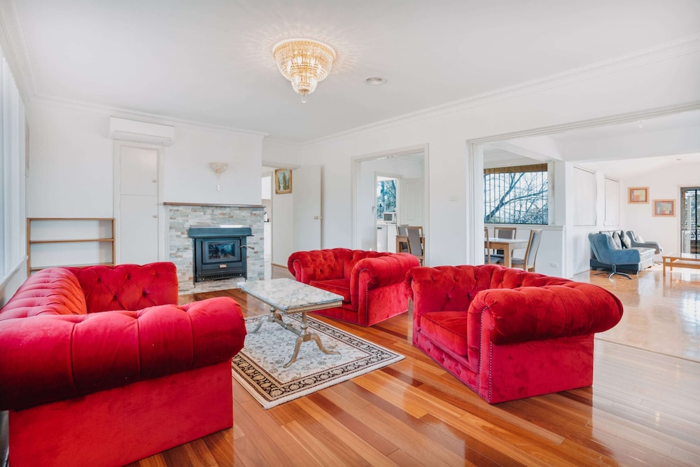 Restful Canberra Retreat in Spacious Terrace Home — 4-Star Luxury Hotel in Yarralumla, Australia