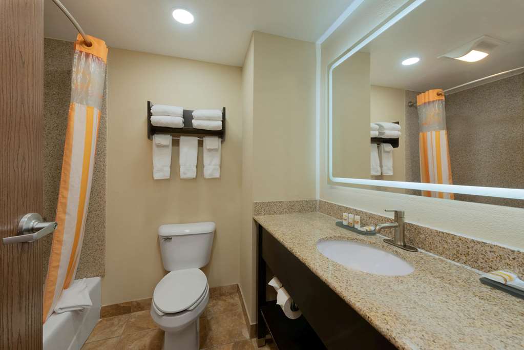 La Quinta Inn & Suites by Wyndham Columbus Grove City - photo 37