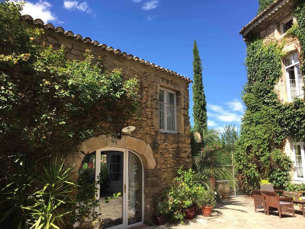 Les Aiguieres En Provence — Suze La Rousse