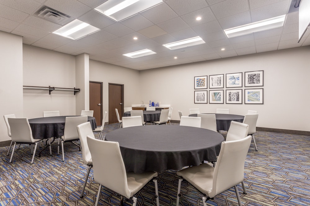 Holiday Inn Express & Suites Eau Claire North by IHG - photo 38