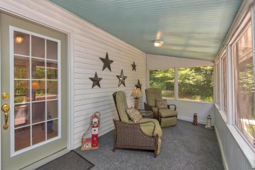 Little Stuga Cute cozy cottage minutes from downtown and Oval Beach — 4-Star Luxury Hotel in Douglas, United States