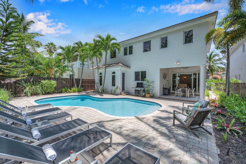 Steps from the Beach Heated Pool Sun Key Game room RESlDENCES in Fort Lauderdale, United States