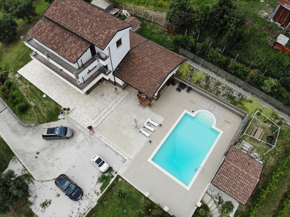 Villa Santoro ai TRE Ulivi con Piscina Privata — 4-Star Luxury Hotel in Caiazzo, Italy
