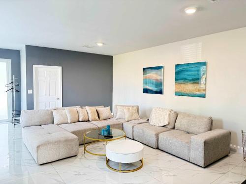 Modern Miami Retreat Hot Tub and Gazebo Oasis in Miami, United States