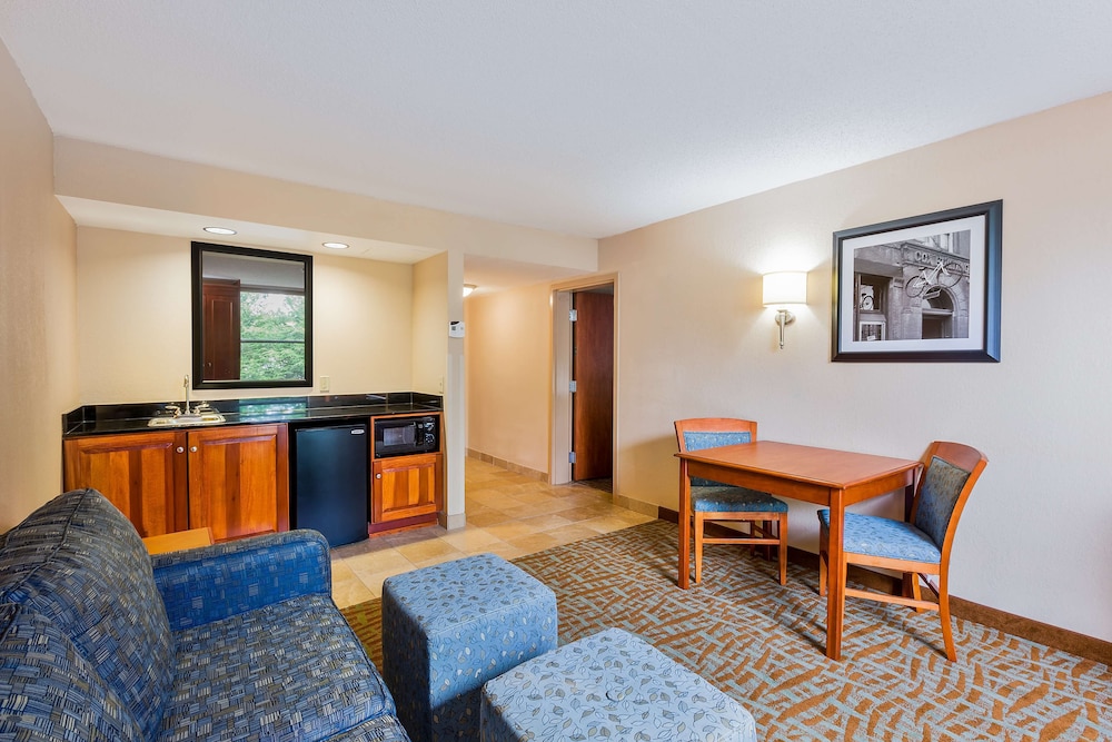 Hampton Inn Hendersonville - photo 27