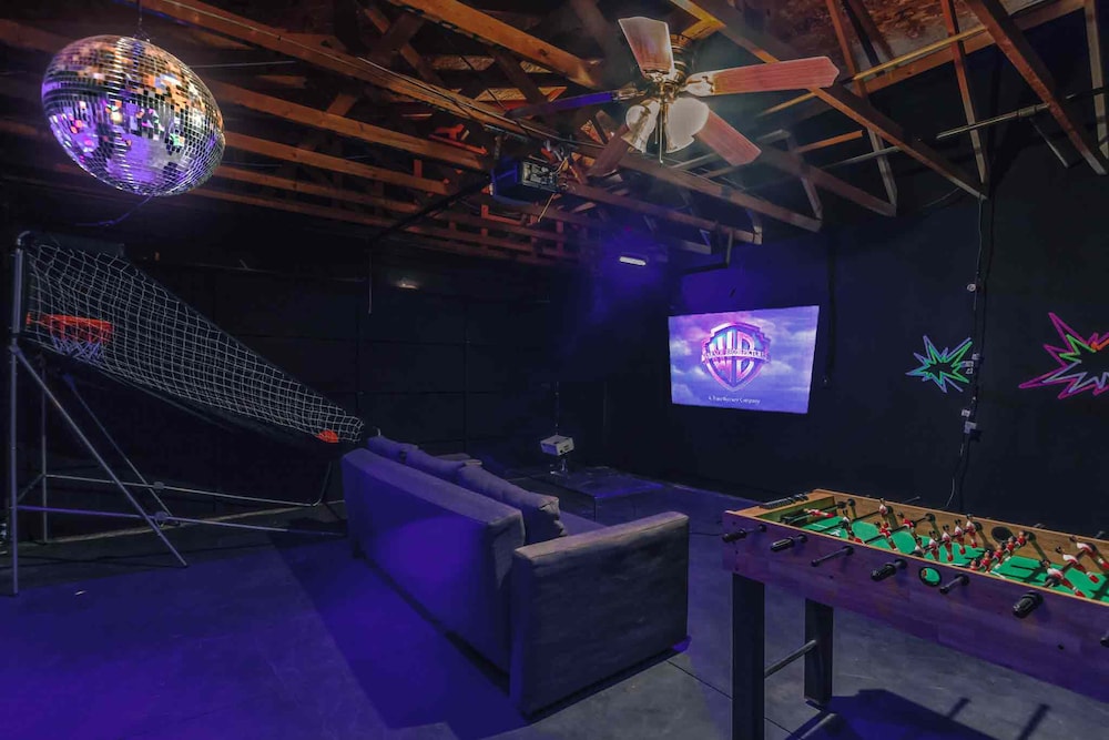 4BR Retro Game Room Theater Pool & Spa - photo 35