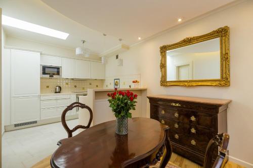 ShortStayPoland Nowy Świat B99 — 4-Star Luxury Hotel in Warsaw, Poland
