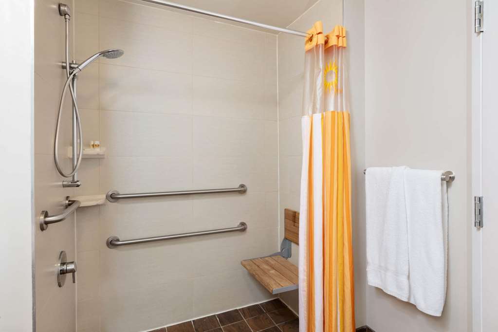 La Quinta Inn & Suites by Wyndham New York City Central Park - photo 39