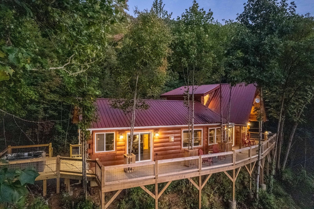 Stunning 2BR Cabin with Mountain Views — 5-Star Luxury Hotel in Waynesville, United States