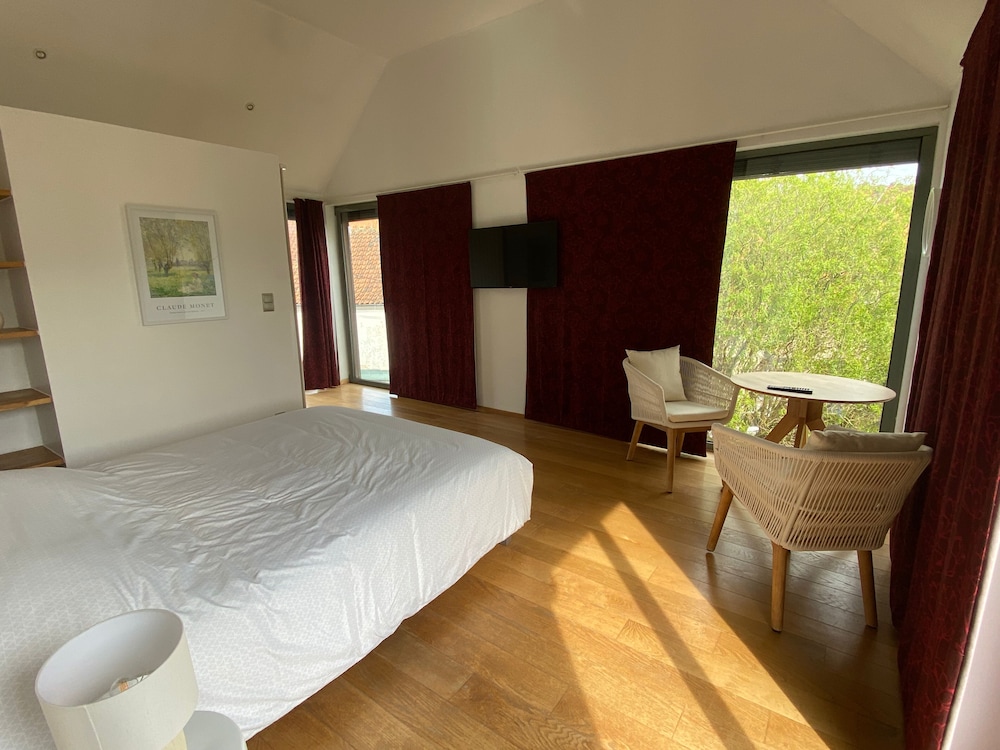 Villa Des Remparts — 4-Star Luxury Hotel in Ardres, France
