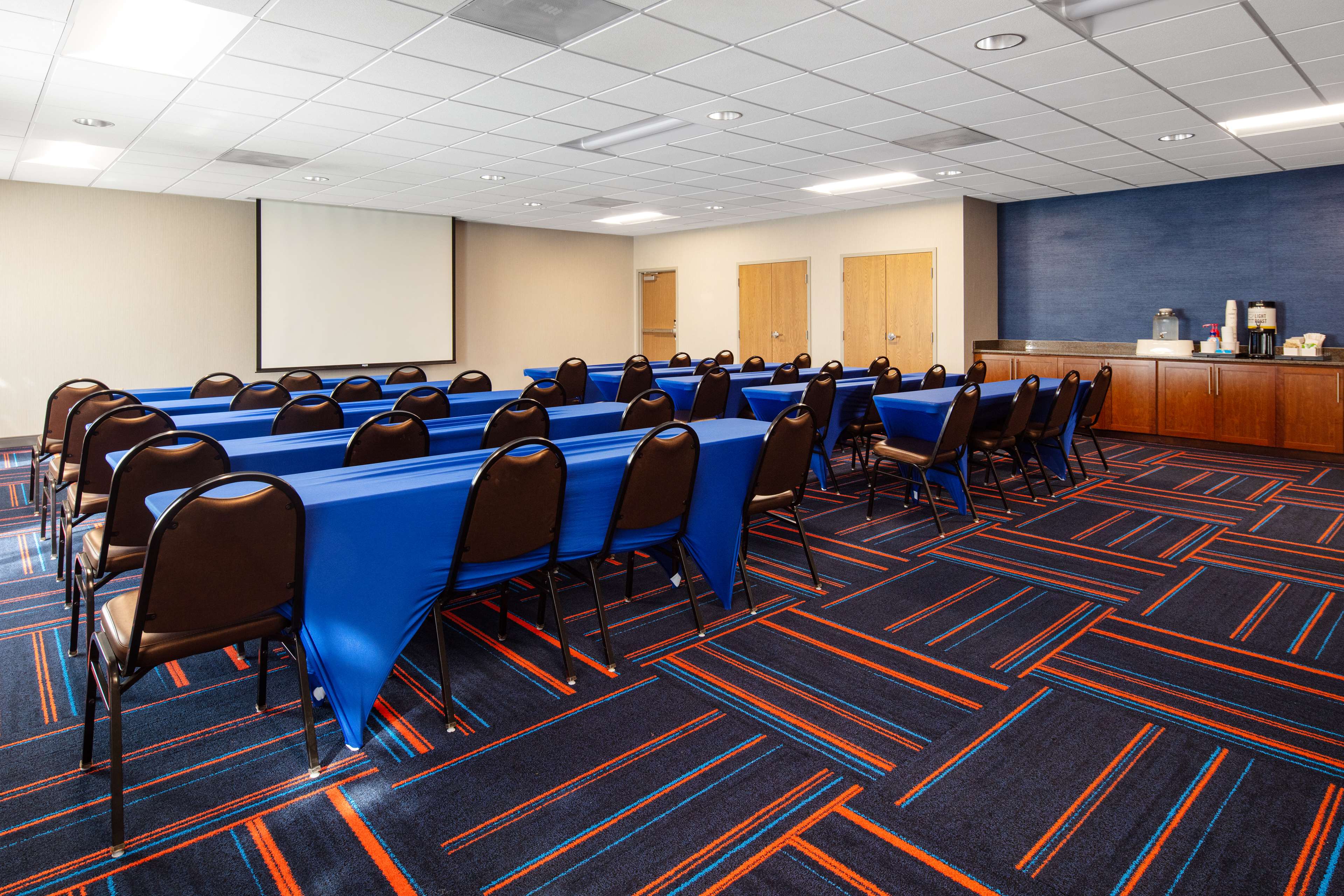 Hampton Inn Medford - photo 17