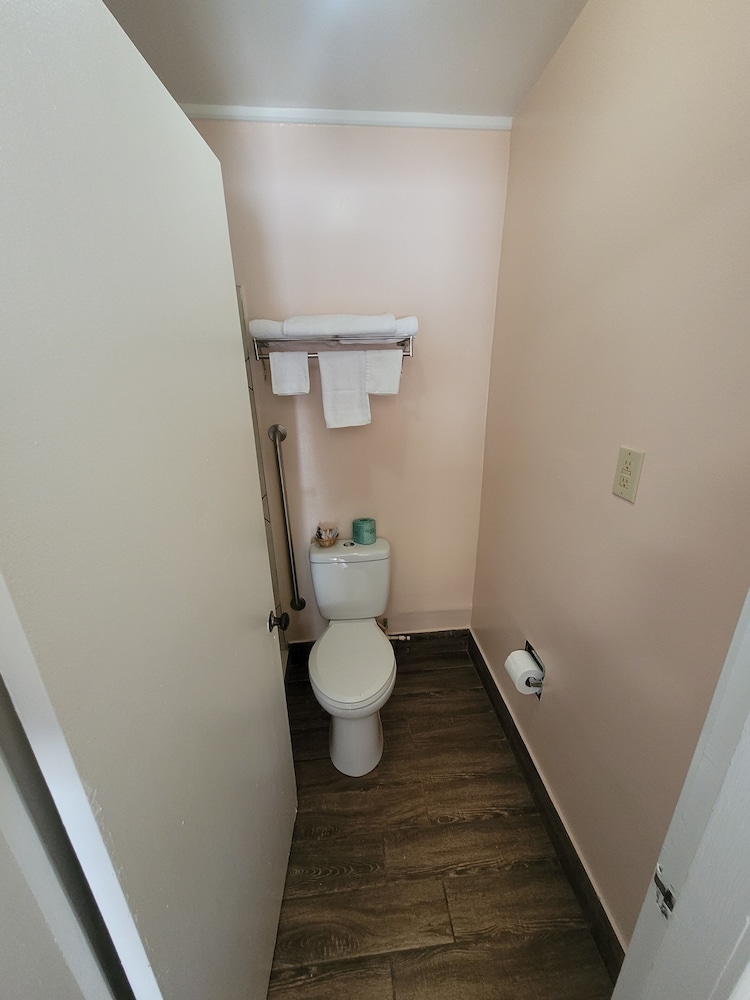 Economy Inn Sylva - photo 28