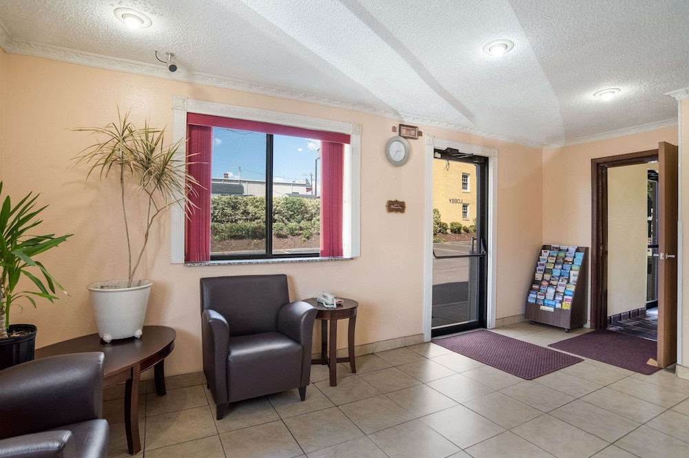 Econo Lodge Spotsylvania Town Center - photo 4